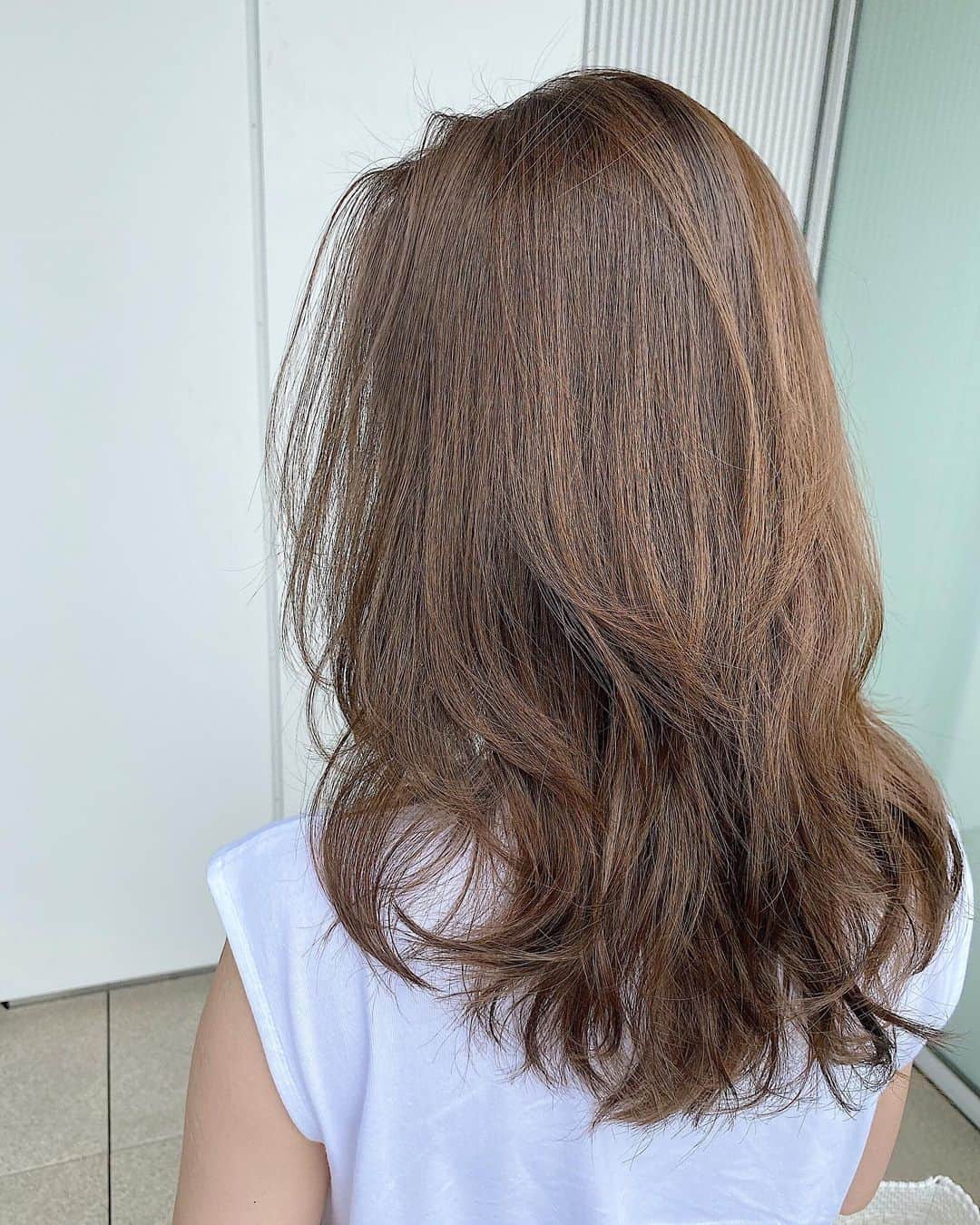 吉田理紗さんのインスタグラム写真 - (吉田理紗Instagram)「2ヶ月経っても綺麗なシルエットを キープしてくれる湯淺さんの神レイヤー💫  最近は髪をまとめることが多いので 今回はカットなしでお願いしたのですが 前回入れてもらったレイヤーのおかげで 下ろすときもセットが本当に楽なんです☺︎  カラーは、根元や髪の内側など 暗くなっていた部分を一度均一にしてもらってから 綺麗な透けブラウンに染めてもらいました。  もう10年近く @yuasa_seigo さんにお願いしています。 その時々の時季や年齢、気分などで 色々オーダー内容が変わっても いつも真剣に聞いてくださって髪と向き合って下さるので本当に感謝、感謝です🕊  #透け感カラー #ミディアムヘア #セミディ #ZACC #湯淺星悟 さん」7月18日 15時32分 - yoshirisaa
