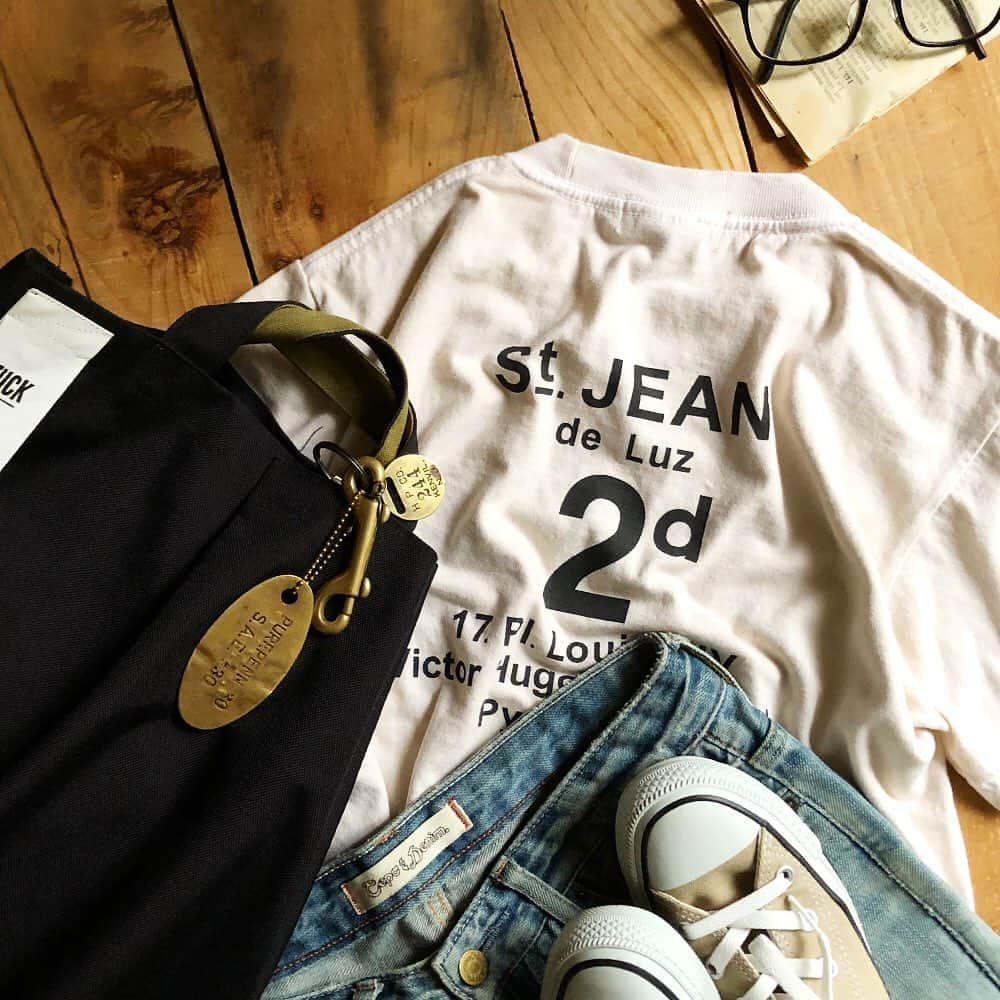 オールオーディナリーズさんのインスタグラム写真 - (オールオーディナリーズInstagram)「新作Tシャツが続々入荷中😳❗️﻿ こちらのピグメント染のTシャツは﻿ 着古した様なヴィンテージ感が楽しめます👍✨﻿ 週末もジメジメ☔️した天気も続きますが、﻿ 本日も全店スタッフは元気にお待ちしております〜🤗🌈﻿ ﻿ 別注染めTシャツ¥4,500+tax﻿ 取扱店舗/池袋店、柏店、札幌店、公式オンラインショップ、ZOZOTOWN﻿ ※ZOZOTOWNは予約販売中となります﻿ ﻿ #allordinaries #オールオーディナリーズ #池袋パルコ #札幌ステラプレイス #柏高島屋ステーションモール #zozotown  #voirystore #voiry #ロゴt #tシャツ #置き画くら部 #置き画 #ピグメント染め #キャンプコーデ #キャンプ #半袖tシャツ #バックプリントtシャツ #バックプリント #スニーカー #トートバッグ #カジュアルコーデ #カジュアル #ボーイッシュ #大人カジュアル #男女兼用でございます #男女兼用」7月18日 15時41分 - allordinaries_official