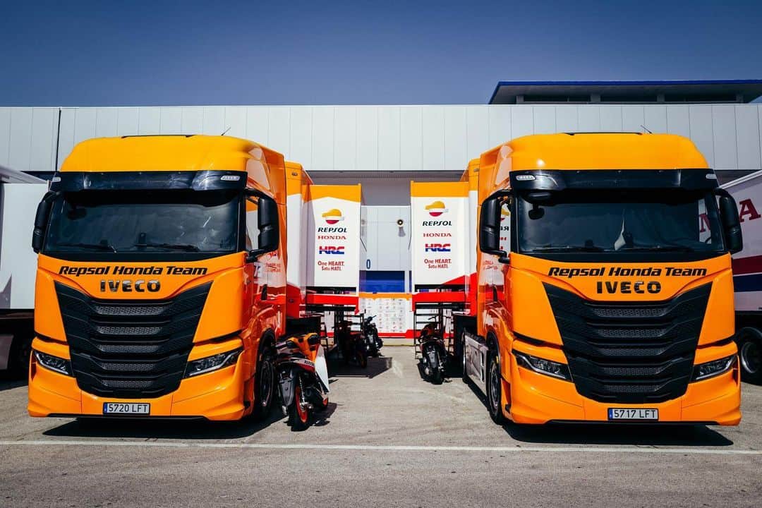レプソル・ホンダのインスタグラム：「It's good to be greeted by these two again every morning 😎  Who's ready for the first Qualifying of 2020?  @iveco #SpanishGP 🇪🇸」