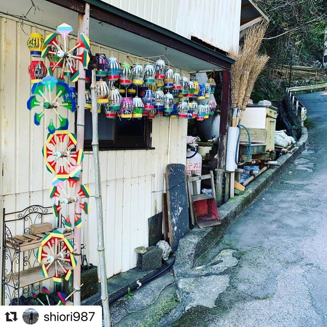 熱海市のインスタグラム：「#Repost @shiori987 with @make_repost ・・・ #素敵な写真をありがとうございます  #熱海市リポスト #ここはどこ？ #かわいいレトロな場所？ #よく見ると　#空き缶ですか？ #かわいい❤️ #2枚目の投稿写真でヒントを得ました #伊豆山　漁港の近くですか？ #伊豆山漁港 #知りませんでした #伊豆山地区　の写真も募集！ #各地区の写真も募集してます #泉地区も募集してます #熱海市暮らしの便利帳に写真掲載されますよ  #熱海市暮らしの便利帳 #わたしの熱海写真投稿  #わたしの伊豆山　ですね！」