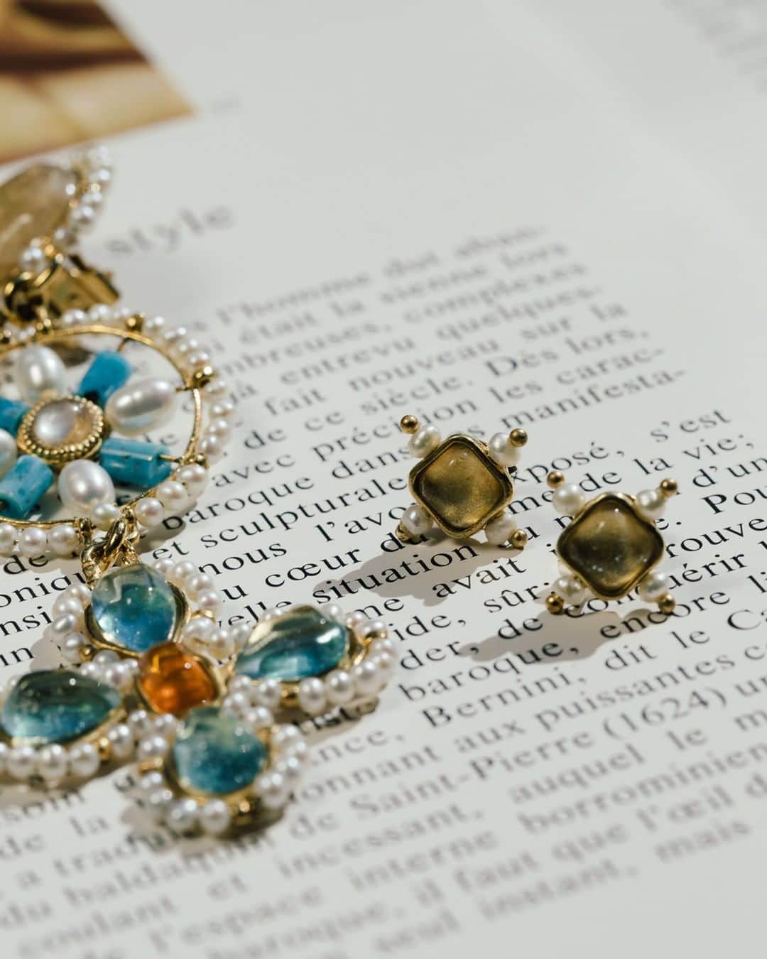 グーセンス パリのインスタグラム：「Small VENISE square earrings next to the VENISE wheel earrings, adorned with tinted and natural rock crystal cabochons, freshwater pearls and turquoise.」