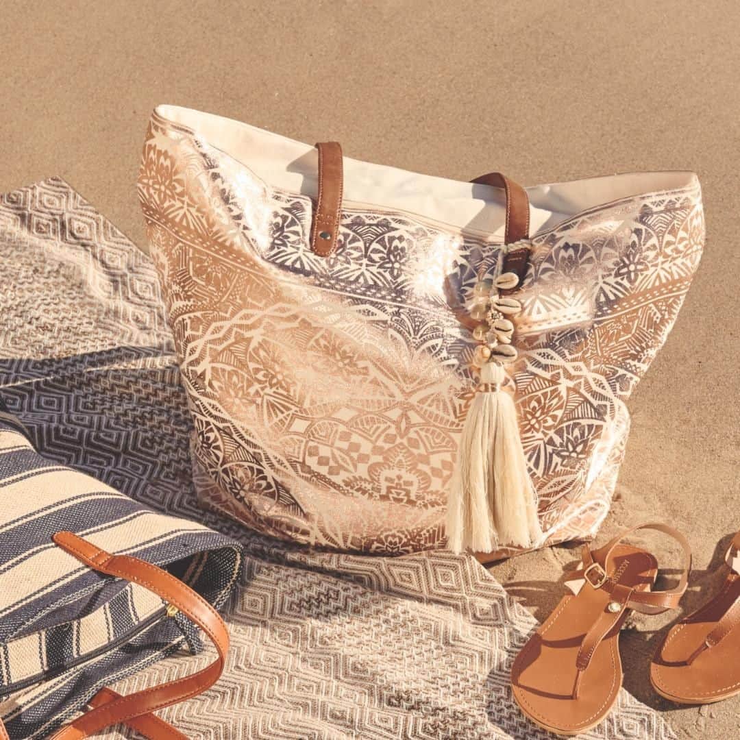 アクセサライズのインスタグラム：「Fun fact: our beach bags are as at home on the beach as they are carrying your groceries ✌️  Tap to shop or head to the link in our bio #Accessorize」