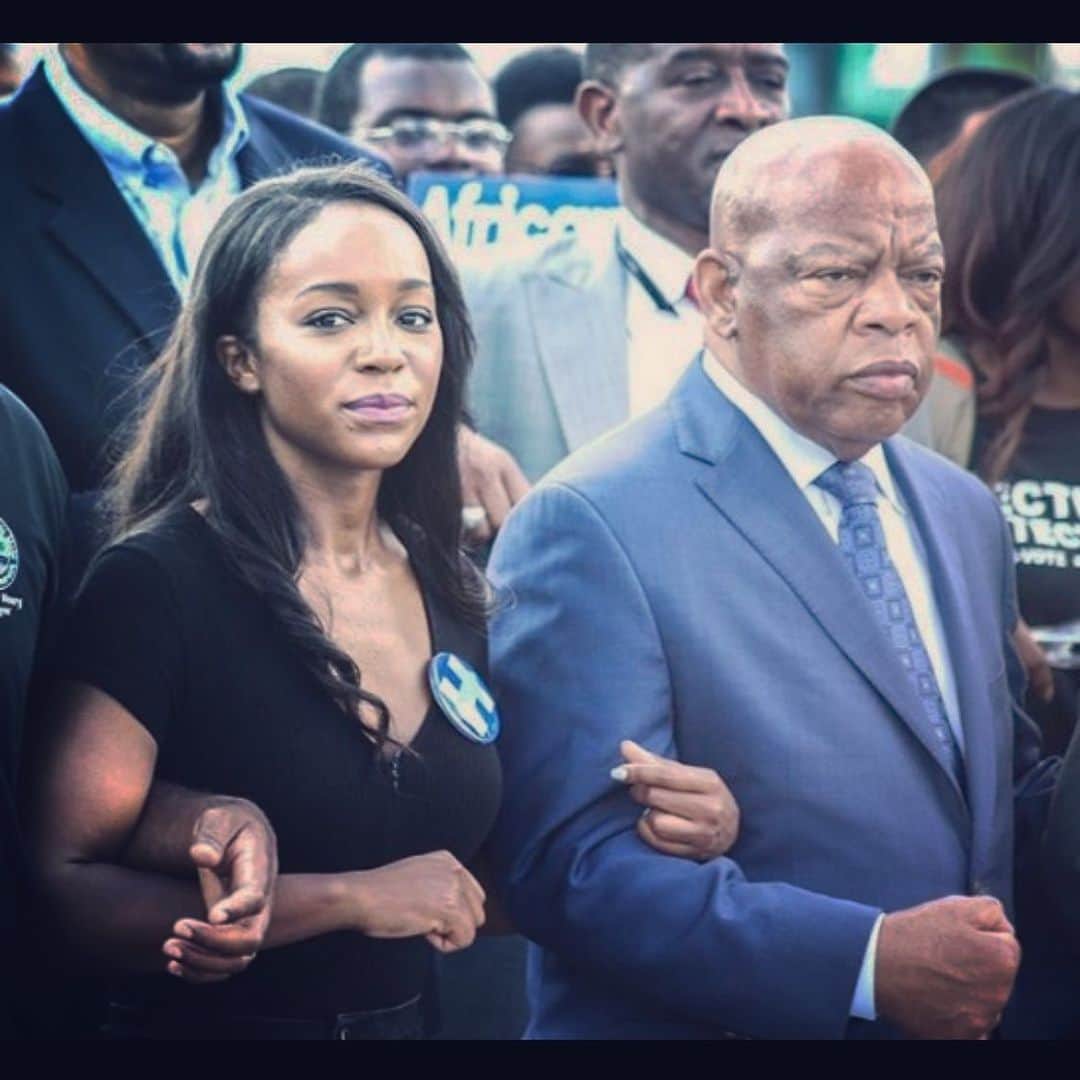 アジャ・ナオミ・キングのインスタグラム：「One of the great privileges of my life was to be in your presence.   Your legacy lives on inside of each and every one of us ❤️  Thank you @repjohnlewis for your Courage and Belief in a better world for us. Rest In Power 👊🏾」