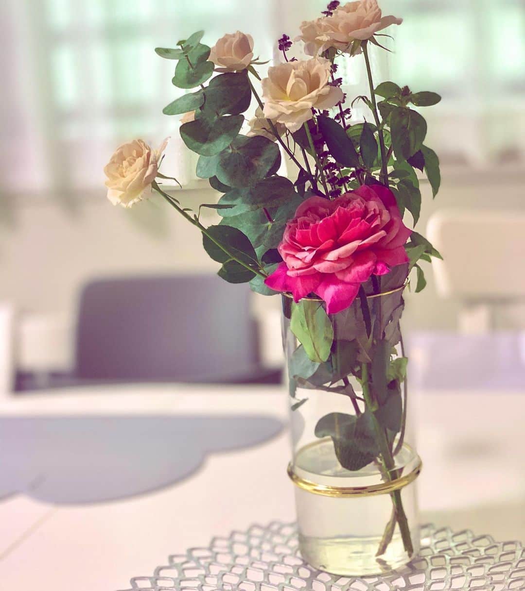 花田浩菜さんのインスタグラム写真 - (花田浩菜Instagram)「#和バラ #wabara 🌹 . . 👶『ママー、お花、ピンクで綺麗🥰』 私がお花好きだと思っているから、 飾ってあるお花を褒めてくれたり、お散歩に行くと『ママにプレゼント〜❤️』ってお花を積んで持ってきてくれたり🥺🥺 今だけだと思うけど、お花が好きな優しい子になってくれてママは嬉しいです🥺 今週はもんの凄く疲れた😂から お花の生命力に癒されています。❤️ . . #花のある暮らし #花のある生活 #赤ちゃんのいる生活 #ママライフ #2歳差育児 #成長記録 #兄妹ママ #2歳差兄妹 #2歳9ヶ月 #生後7ヶ月 #おうち時間 #バラ #バラのある暮らし #男の子ママ #女の子ママ #l4l #flowerstagram #happy #happydays」7月18日 16時11分 - hanadahirona