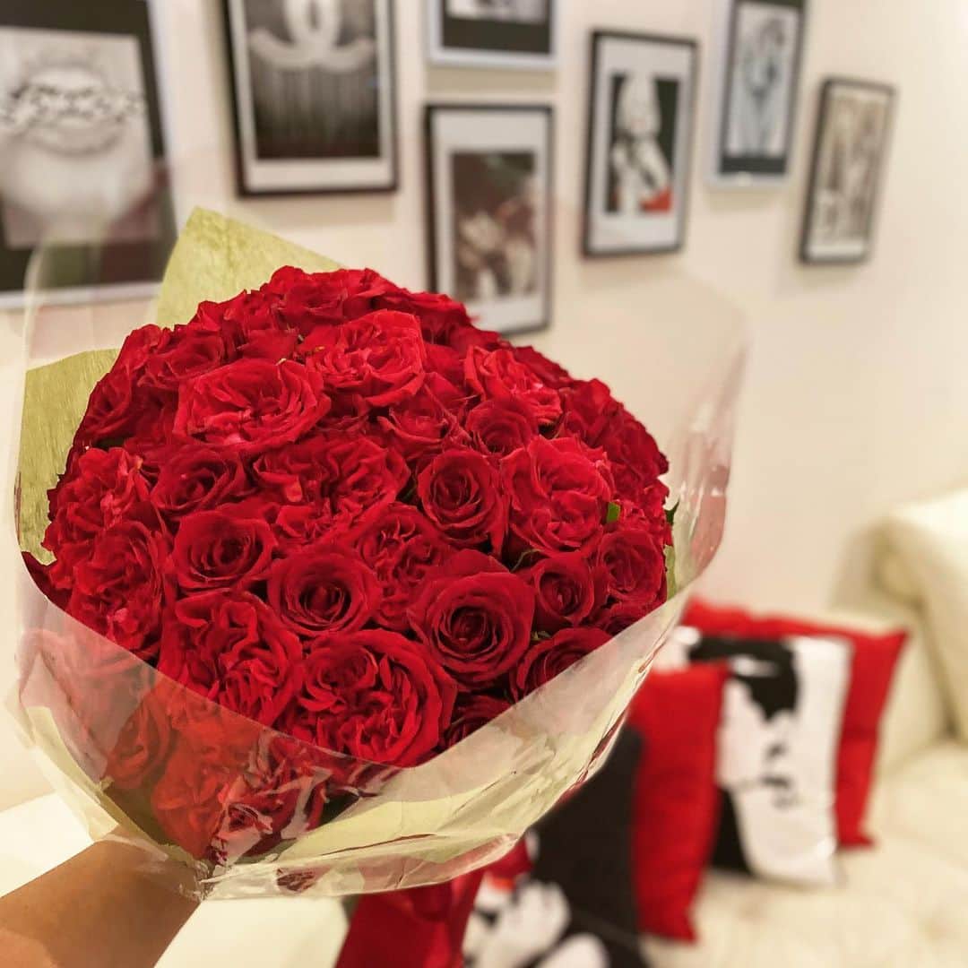 麻美さんのインスタグラム写真 - (麻美Instagram)「素敵なお花🌹🌹🌹ありがたい ． 49本の薔薇🌹って👏👏👏 なんか嬉しい😆 彼氏からもらったみたいな 気分になる🥰🥰🥰 ． お花とともに 活力をくれた人😘 @watanabeyoshie  . #birthdaypresent  #flowers  #rose  #49years」7月18日 16時21分 - mami0s