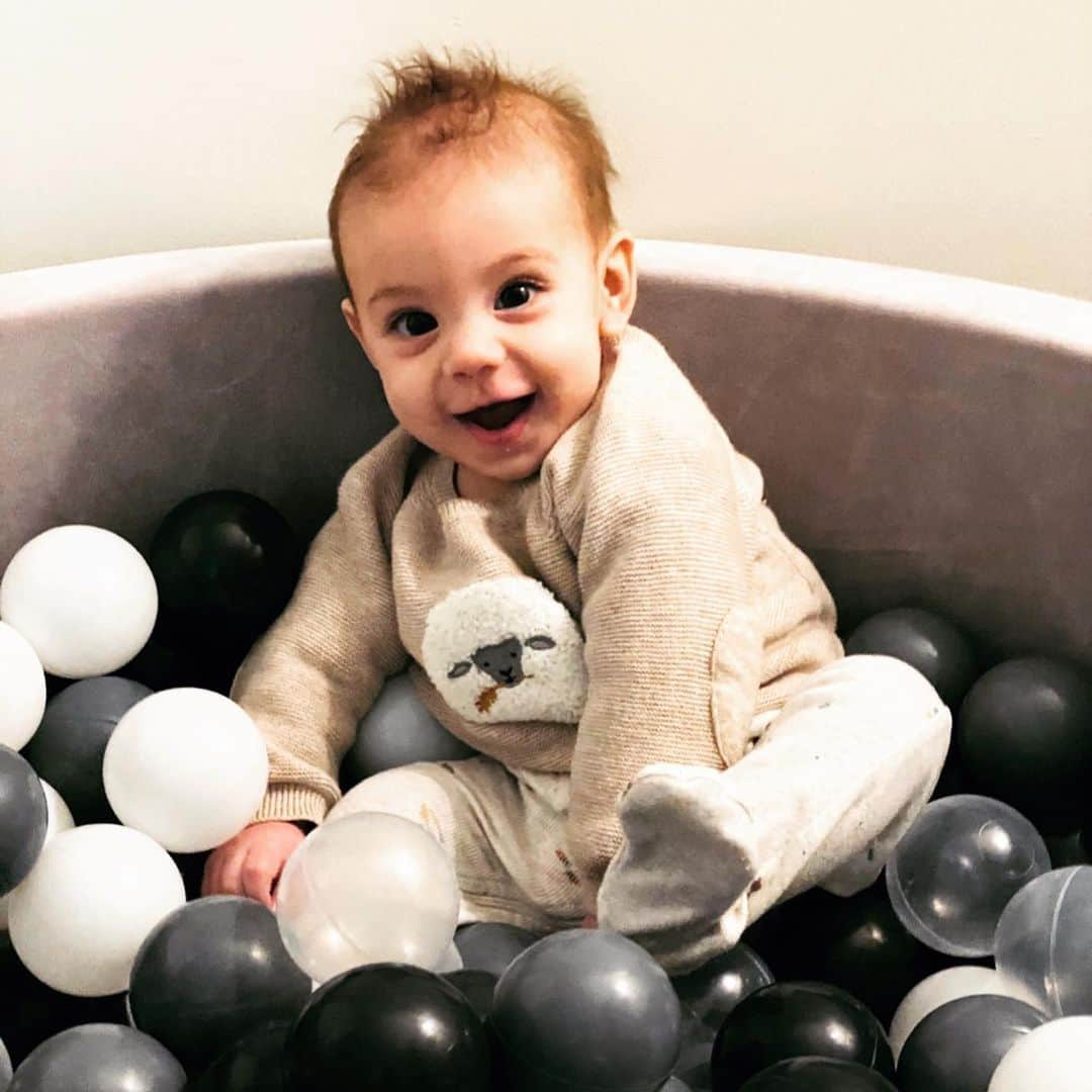 グラント・ハケットのインスタグラム：「Hello ☺️! I turn 6 months today 🥳. Eddie is growing and changing everyday and brings so much joy and sleep deprivation to our lives 🤣. Wouldn’t change it for the world. We love you Eddie bear 🧸」