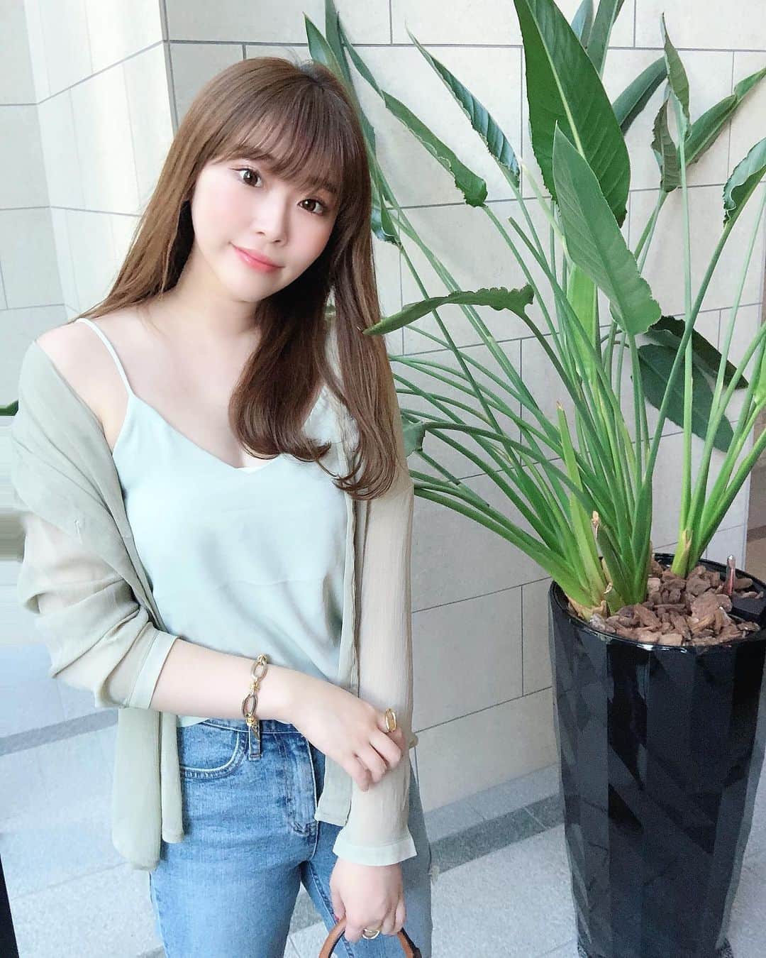 藤川沙弥のインスタグラム：「🍈💚🍈💚🍈💚﻿ ﻿ #ミントグリーン コーデ﻿ キャミもシャツも @fifth_store 60%offでした💚﻿ 寒がりだから室内寒い所とかで﻿ パッと羽織れるシャツがあると便利🙆🏻‍♀️﻿ 日焼け防止にもなるっ☀️﻿ ﻿ ﻿ ﻿ #fifth#fifthtl#フィフス﻿ #ドロップショルダーシアーシャツ﻿ #サテンストリングキャミソール#カジュアル﻿ #平均身長コーデ#シアー #キャミソール#夏コーデ﻿ #リラックスコーデ#ワンマイルコーデ#ワンマイルウェア﻿」