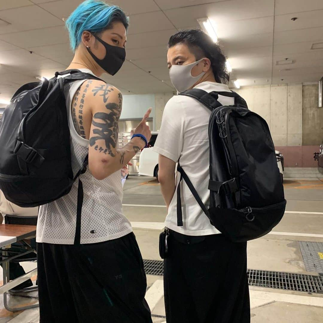 KREVAさんのインスタグラム写真 - (KREVAInstagram)「#音楽の日 #石川さゆり #MIYAVI #KREVA #火事と喧嘩は江戸の華 #本番終了後 #真面目な話 #帰りに #リュックお揃いが判明」7月18日 16時56分 - kreva_drk_dj908