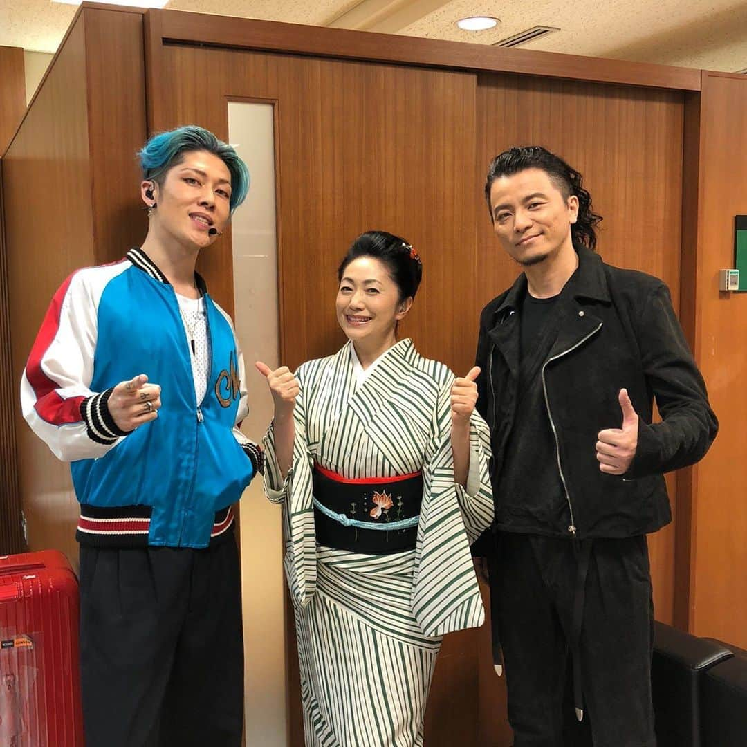 KREVAさんのインスタグラム写真 - (KREVAInstagram)「#音楽の日 #石川さゆり #MIYAVI #KREVA #火事と喧嘩は江戸の華 #本番終了後 #真面目な話 #帰りに #リュックお揃いが判明」7月18日 16時56分 - kreva_drk_dj908