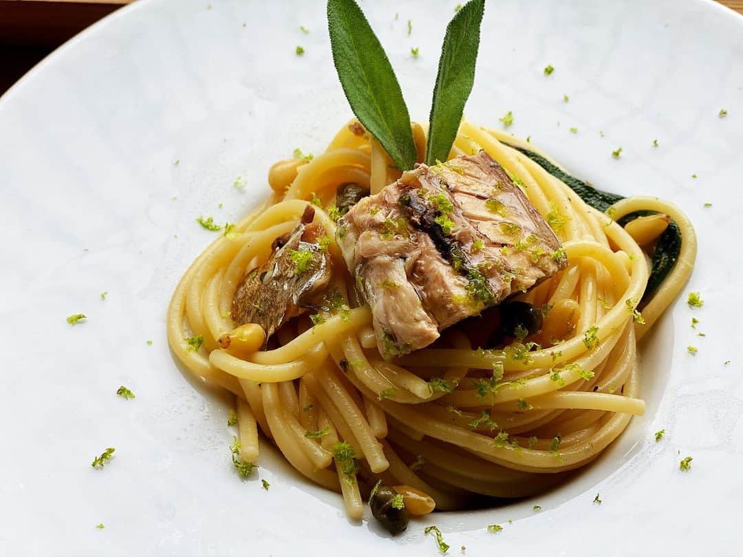 ベリッシモ・フランチェスコさんのインスタグラム写真 - (ベリッシモ・フランチェスコInstagram)「Ciao amore mio🍷 Delicious Vermicelli with mackerel and pine nuts by Francesco Bellissimo chef 👨‍🍳🍝❤️Check my Youtube channel for VideoRecipe📺 サバ缶で激うまパスタを作りました！そしてYouTubeにレシピ動画をアップしましたよー⤴️プロフィールのURLから飛べますよ🚀 簡単、安い、美味しい！是非使ってみてください❤️ Vermicelli allo sgombro!!!! Piatto buonissimo, facilissimo e velocissimo👍Potete vedere la video ricetta sul mio canale YouTube. Trovate il link nel mio profilo, grazie a tutte😂 #ベリッシモ #料理研究家 #francescobellissimo #chef #tvchef #youtube #youtuber #たねうまtv #celebrity #サバ缶 #サバ缶レシピ #サバ缶パスタ #パスタ #料理系youtuber #イタリア料理  #イタリア #italian #italianfood #italianstyle #sgombro #vermicelliallosgombro #luxury #luxurylifestyle #vitamondana #pasta #vermicelli #イタリア人 #芸能人 #chefbellissimo #maquannofiniscestocoronaviruse」7月18日 16時53分 - bellissimoyoshi