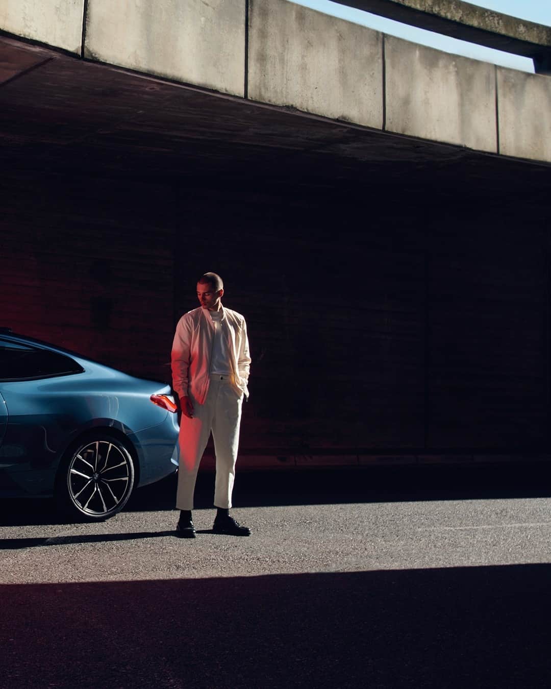 BMWのインスタグラム：「On the edge with you. The all-new BMW 4 Series Coupé. #THE4 #BMW #4Series __ BMW M440i xDrive Coupé: Fuel consumption in l/100 km (combined): 7.1–6.8. CO2 emissions in g/km (combined): 163–155.  Further information: www.bmw.com/disclaimer. Acceleration (0-100 km/h): 4.5 s. Power: 275 kW, 374 hp, 500 Nm. Top speed (limited): 250 km/h.」