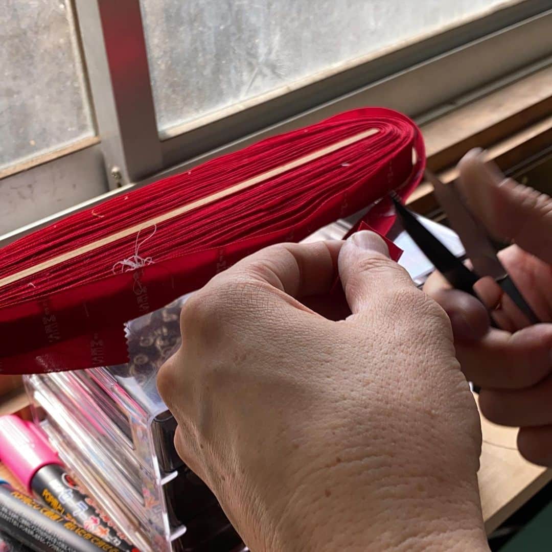 ネゴシックスさんのインスタグラム写真 - (ネゴシックスInstagram)「高校同級生がちょまじデニム職人に 高校の頃デニムの色落ちを考えているのなんて他におらんだろうと思ってたら近くにおったんかい。しかも自分で作るまでになるなんて…隠しリベットを隠す所なんて見るの初めて。赤タグも1枚1枚チョキチョキ切るのね 痺れたぜ&日野町の方々に名産頂きました シイタケと福よせ雛とデニムの町になっていく！？ #日野町 #bridgeofthetimes  #ジーパン #しいたけ #福よせ雛」7月18日 17時02分 - nego6