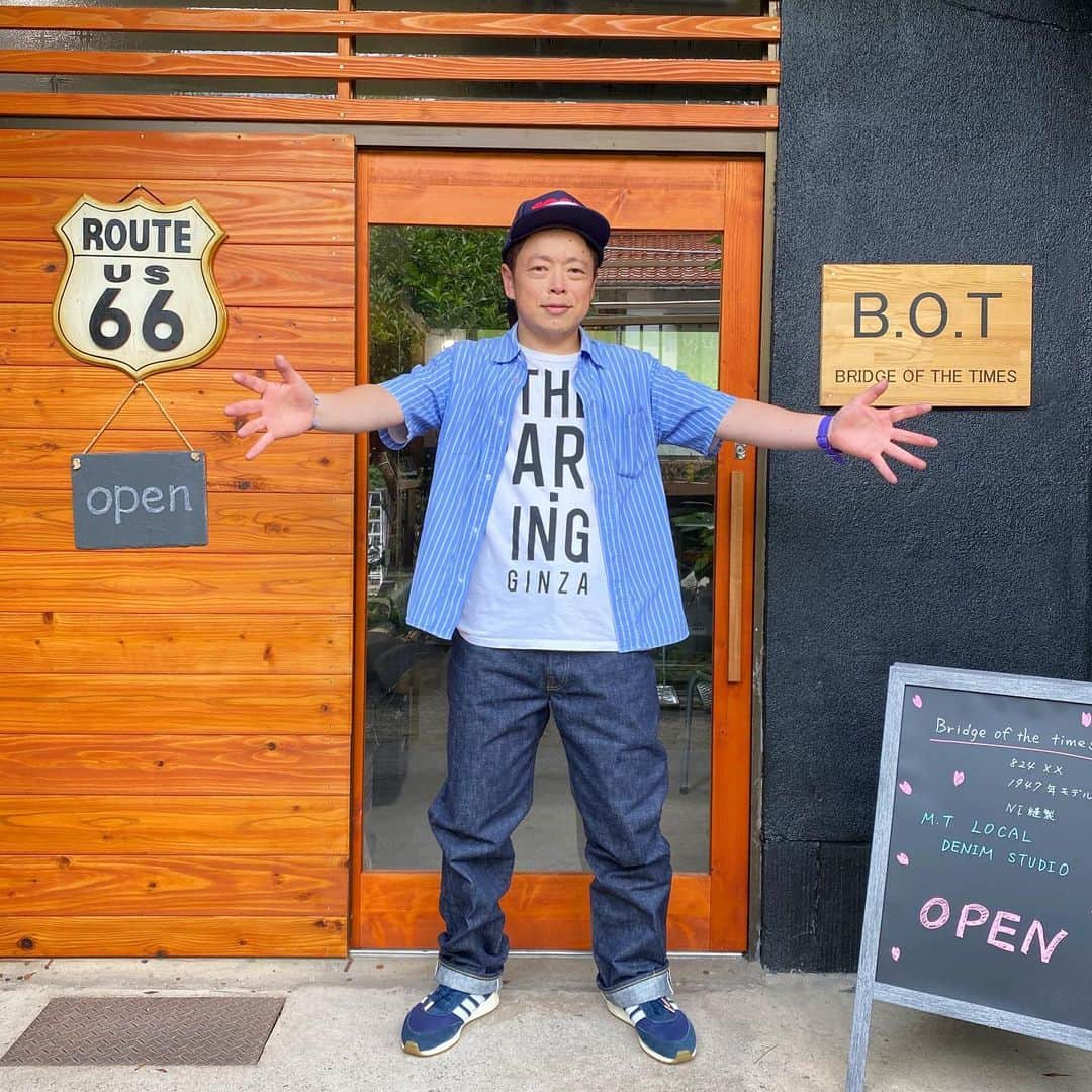 ネゴシックスさんのインスタグラム写真 - (ネゴシックスInstagram)「高校同級生がちょまじデニム職人に 高校の頃デニムの色落ちを考えているのなんて他におらんだろうと思ってたら近くにおったんかい。しかも自分で作るまでになるなんて…隠しリベットを隠す所なんて見るの初めて。赤タグも1枚1枚チョキチョキ切るのね 痺れたぜ&日野町の方々に名産頂きました シイタケと福よせ雛とデニムの町になっていく！？ #日野町 #bridgeofthetimes  #ジーパン #しいたけ #福よせ雛」7月18日 17時02分 - nego6