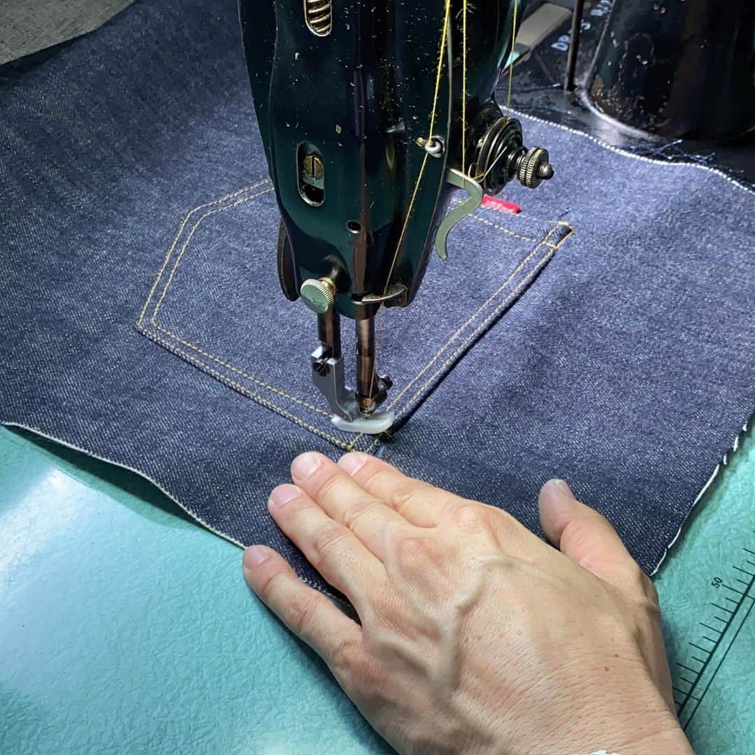 ネゴシックスさんのインスタグラム写真 - (ネゴシックスInstagram)「高校同級生がちょまじデニム職人に 高校の頃デニムの色落ちを考えているのなんて他におらんだろうと思ってたら近くにおったんかい。しかも自分で作るまでになるなんて…隠しリベットを隠す所なんて見るの初めて。赤タグも1枚1枚チョキチョキ切るのね 痺れたぜ&日野町の方々に名産頂きました シイタケと福よせ雛とデニムの町になっていく！？ #日野町 #bridgeofthetimes  #ジーパン #しいたけ #福よせ雛」7月18日 17時02分 - nego6