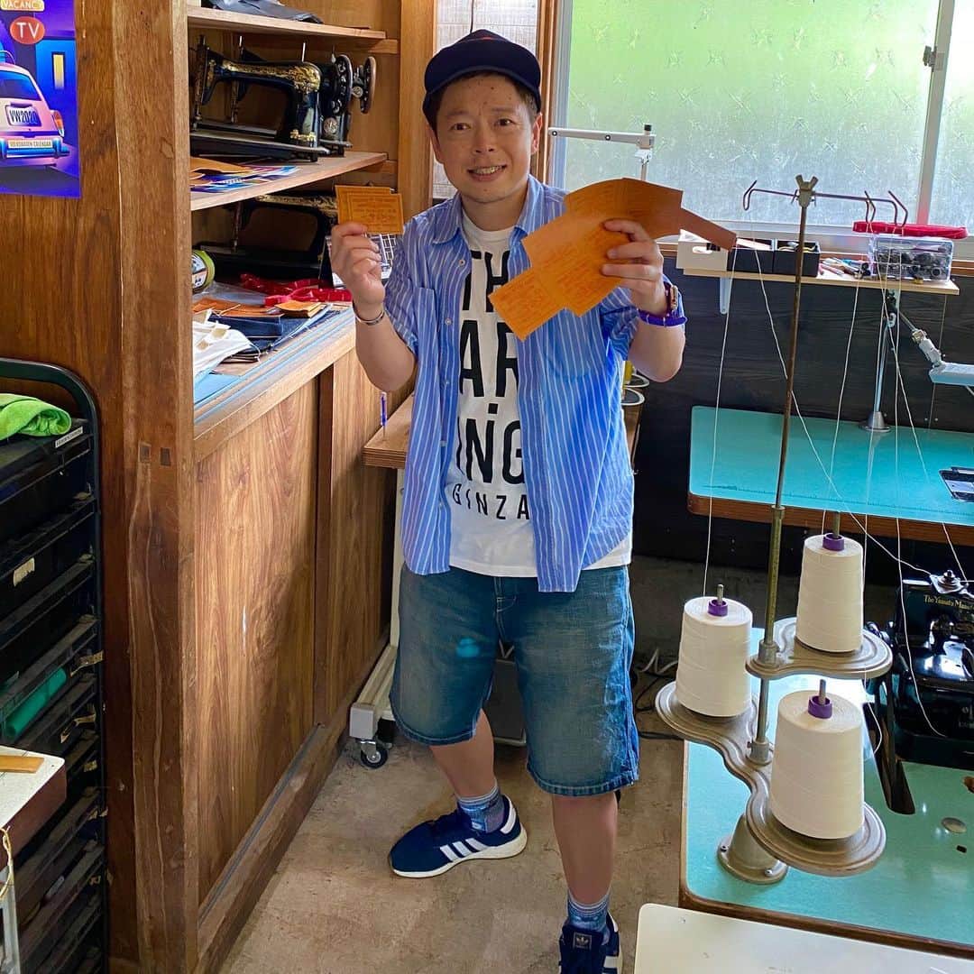 ネゴシックスさんのインスタグラム写真 - (ネゴシックスInstagram)「高校同級生がちょまじデニム職人に 高校の頃デニムの色落ちを考えているのなんて他におらんだろうと思ってたら近くにおったんかい。しかも自分で作るまでになるなんて…隠しリベットを隠す所なんて見るの初めて。赤タグも1枚1枚チョキチョキ切るのね 痺れたぜ&日野町の方々に名産頂きました シイタケと福よせ雛とデニムの町になっていく！？ #日野町 #bridgeofthetimes  #ジーパン #しいたけ #福よせ雛」7月18日 17時02分 - nego6