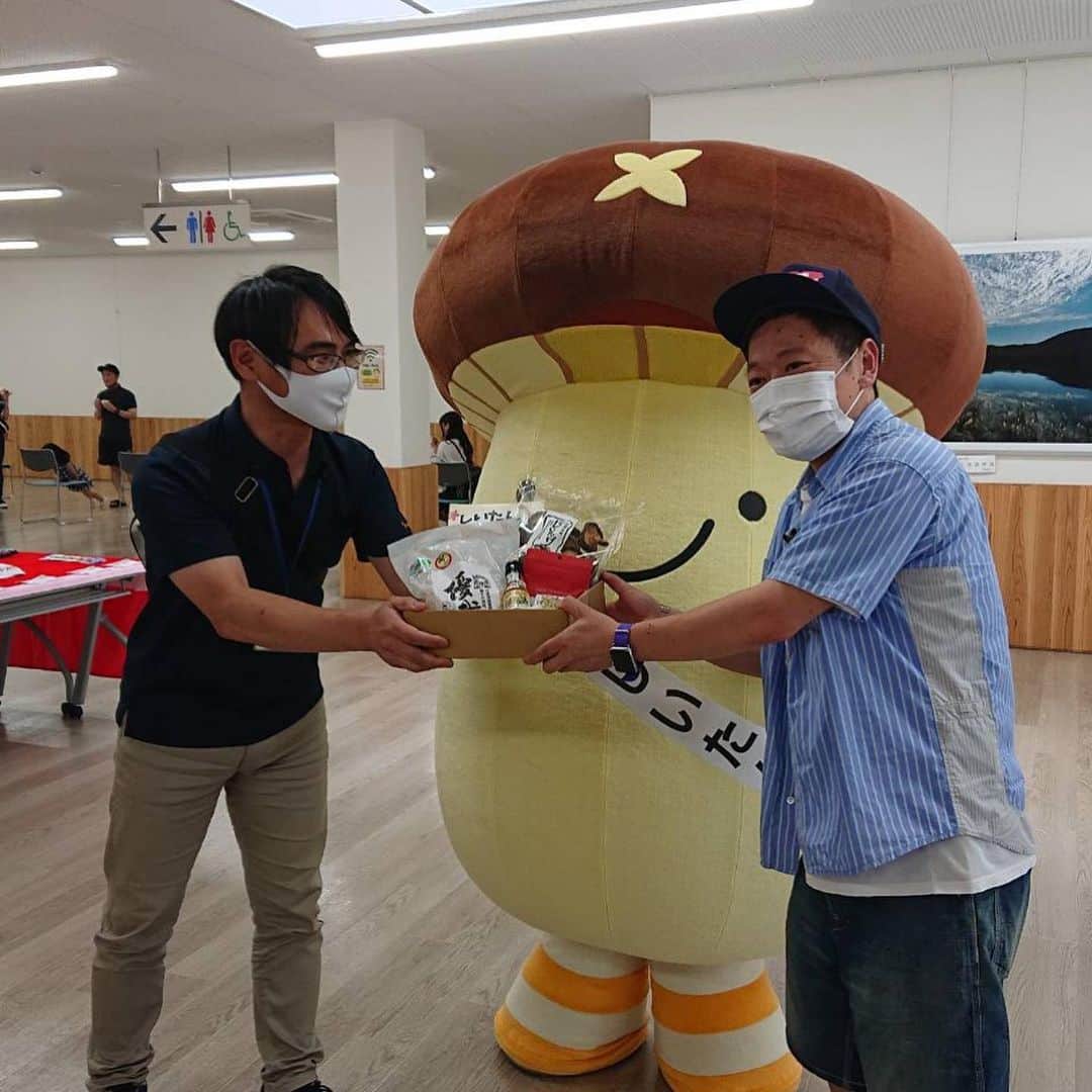 ネゴシックスさんのインスタグラム写真 - (ネゴシックスInstagram)「高校同級生がちょまじデニム職人に 高校の頃デニムの色落ちを考えているのなんて他におらんだろうと思ってたら近くにおったんかい。しかも自分で作るまでになるなんて…隠しリベットを隠す所なんて見るの初めて。赤タグも1枚1枚チョキチョキ切るのね 痺れたぜ&日野町の方々に名産頂きました シイタケと福よせ雛とデニムの町になっていく！？ #日野町 #bridgeofthetimes  #ジーパン #しいたけ #福よせ雛」7月18日 17時02分 - nego6