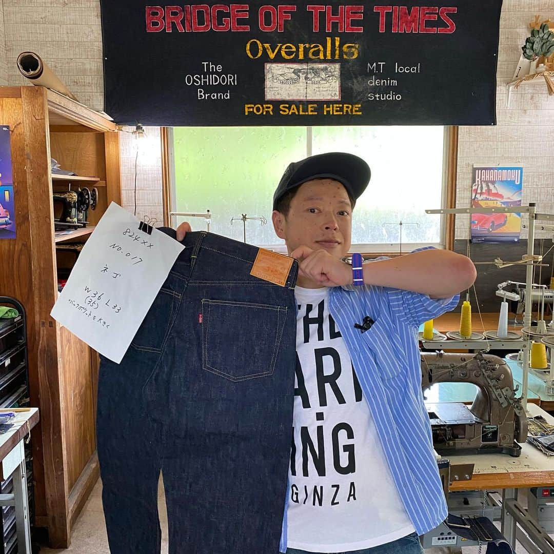 ネゴシックスさんのインスタグラム写真 - (ネゴシックスInstagram)「高校同級生がちょまじデニム職人に 高校の頃デニムの色落ちを考えているのなんて他におらんだろうと思ってたら近くにおったんかい。しかも自分で作るまでになるなんて…隠しリベットを隠す所なんて見るの初めて。赤タグも1枚1枚チョキチョキ切るのね 痺れたぜ&日野町の方々に名産頂きました シイタケと福よせ雛とデニムの町になっていく！？ #日野町 #bridgeofthetimes  #ジーパン #しいたけ #福よせ雛」7月18日 17時02分 - nego6