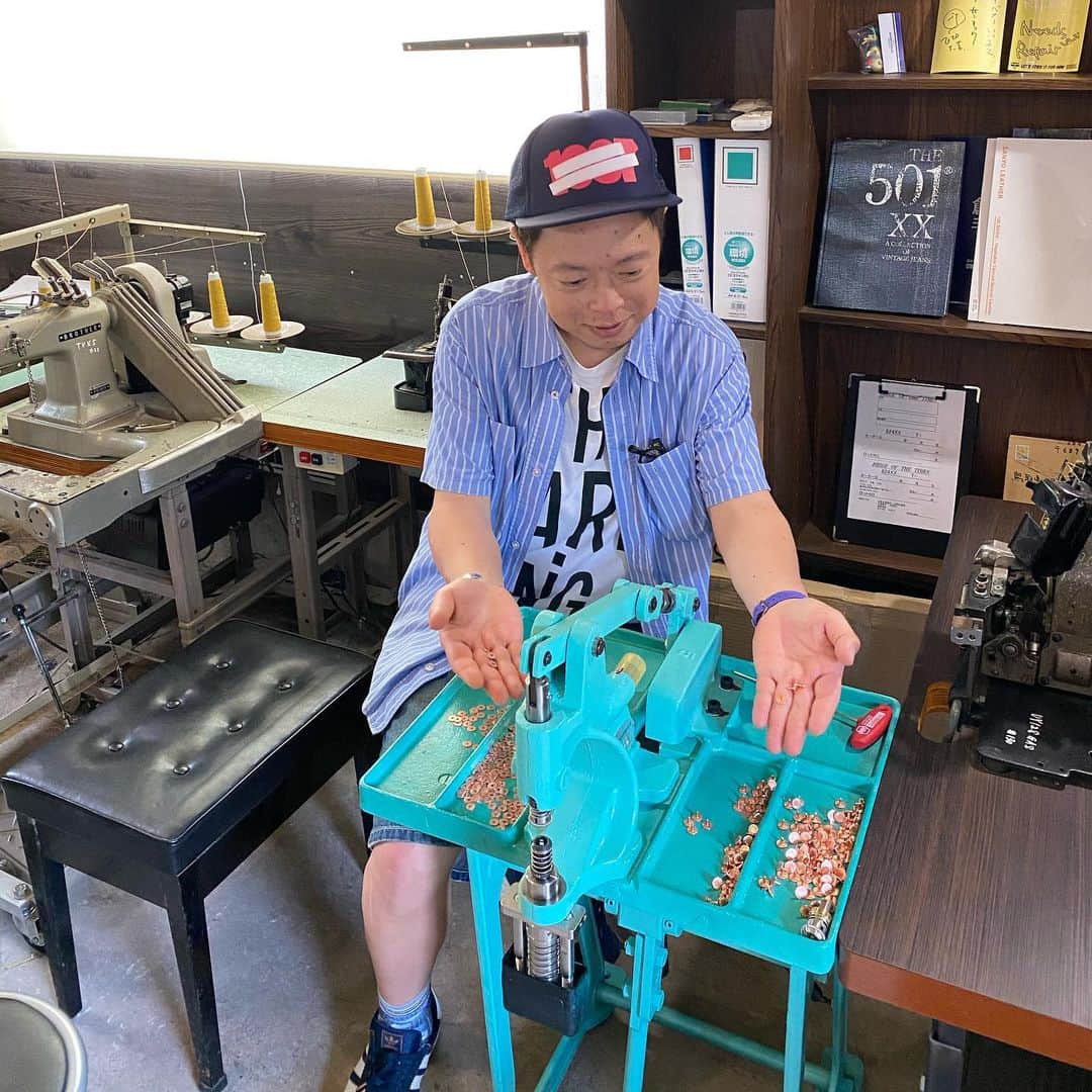 ネゴシックスさんのインスタグラム写真 - (ネゴシックスInstagram)「高校同級生がちょまじデニム職人に 高校の頃デニムの色落ちを考えているのなんて他におらんだろうと思ってたら近くにおったんかい。しかも自分で作るまでになるなんて…隠しリベットを隠す所なんて見るの初めて。赤タグも1枚1枚チョキチョキ切るのね 痺れたぜ&日野町の方々に名産頂きました シイタケと福よせ雛とデニムの町になっていく！？ #日野町 #bridgeofthetimes  #ジーパン #しいたけ #福よせ雛」7月18日 17時02分 - nego6