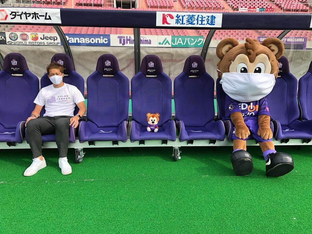 森崎浩司さんのインスタグラム写真 - (森崎浩司Instagram)「エディオンスタジアム🏟⚽️ サンチェと一緒に🐻  #sanfrecce #ソーシャルディスタンス #有観客試合 #マスク着用 #消毒 #安心安全に #SAVEHIROSHIMA #Tシャツ」7月18日 17時03分 - koji.morisaki77