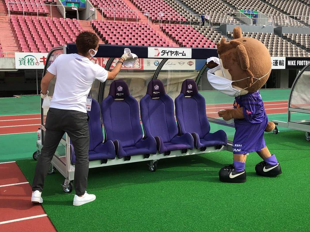 森崎浩司さんのインスタグラム写真 - (森崎浩司Instagram)「エディオンスタジアム🏟⚽️ サンチェと一緒に🐻  #sanfrecce #ソーシャルディスタンス #有観客試合 #マスク着用 #消毒 #安心安全に #SAVEHIROSHIMA #Tシャツ」7月18日 17時03分 - koji.morisaki77