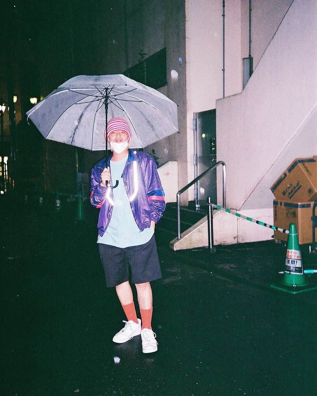 宮田秀道さんのインスタグラム写真 - (宮田秀道Instagram)「🍎☂️ 止まない雨と後から知る自分 顔色と服装を見ればなんとなく」7月18日 17時07分 - hidemichiyade