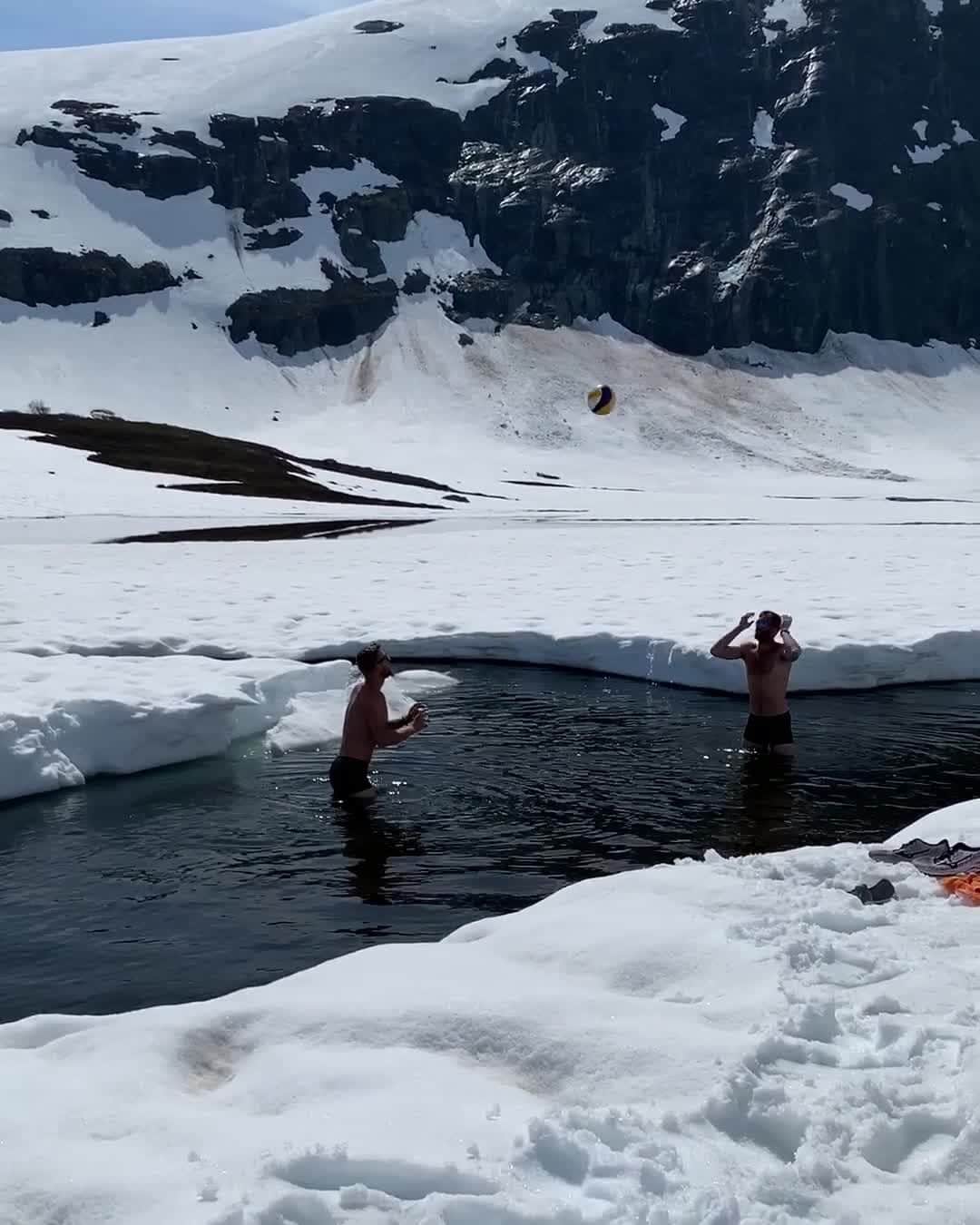 レッドブルのインスタグラム：「so how do you feel about arctic volleyball? @beachvolleyvikings: feeling pretty chill about it 🤷‍♂️  🏐 : @hendriknmol & @christiansorum #redbull #givesyouwings  #volleyball #glacier #norway #fitness」
