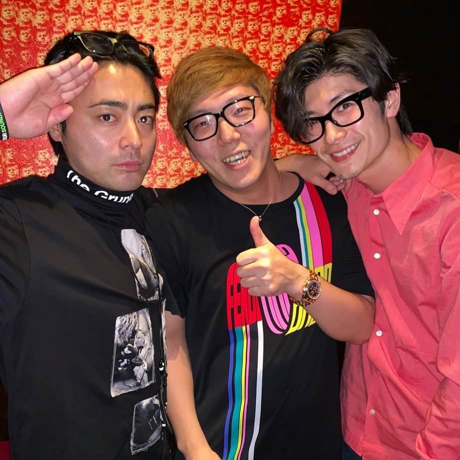 HIKAKINのインスタグラム：「三浦春馬さん。 昨年一緒に飲みながら語った時、『YouTuberって仕事大変だよね、ヒカキン本当頑張ってるよ』と褒めてくださいました。優しい方でした。ご冥福をお祈りします。」