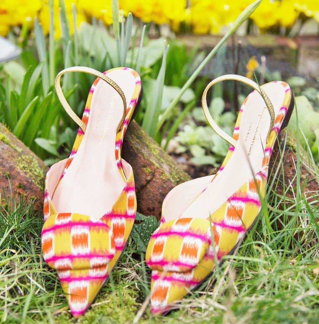 ルパートサンダーソンのインスタグラム：「Walking on sunshine ☀️ I Sabine in Sunset Mirage I Styled by @alexandrafullerton I #Exclusive #LibertyPrint #FlatShoes #FabulousFlats #SlingbackShoes #SummerShoes #RupertSanderson」