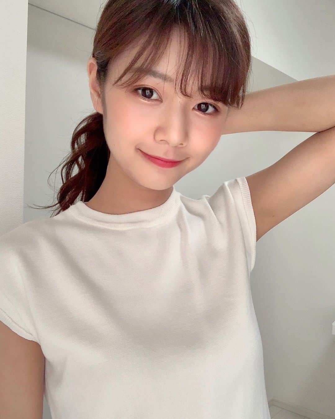 杉浦みずきのインスタグラム：「. ポニーテールしがち🐴 これは手で持ってます笑 ・ ・ #ポニーテール #ポニーテールアレンジ #アップスタイル #ロングヘア #ロングスタイル #ブラウンヘア」