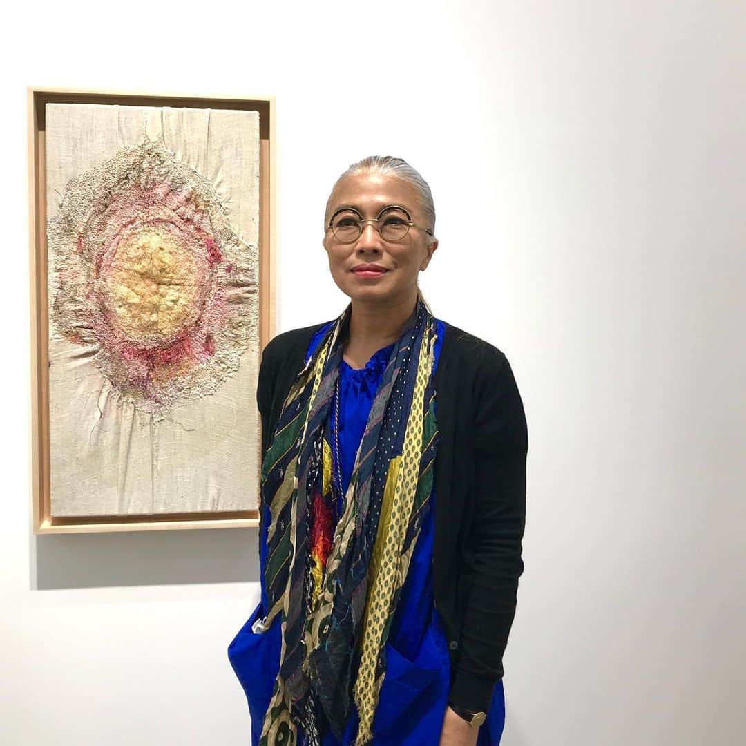 光野桃さんのインスタグラム写真 - (光野桃Instagram)「本日から始まった沖潤子さんの個展「刺繍の理り」へ。 真正面から刺繍と向き合い、自らの力を使い切った10作品に、ただただ圧倒されまくり、自分の人生についても考えさせられました。 ・ 天王洲のギャラリー KOSAKU KANECHIKA  にて8月22日まで。  #kosakukanechika  #沖潤子 #junkooki  #wokyshoten」7月18日 17時18分 - mitsuno.momo