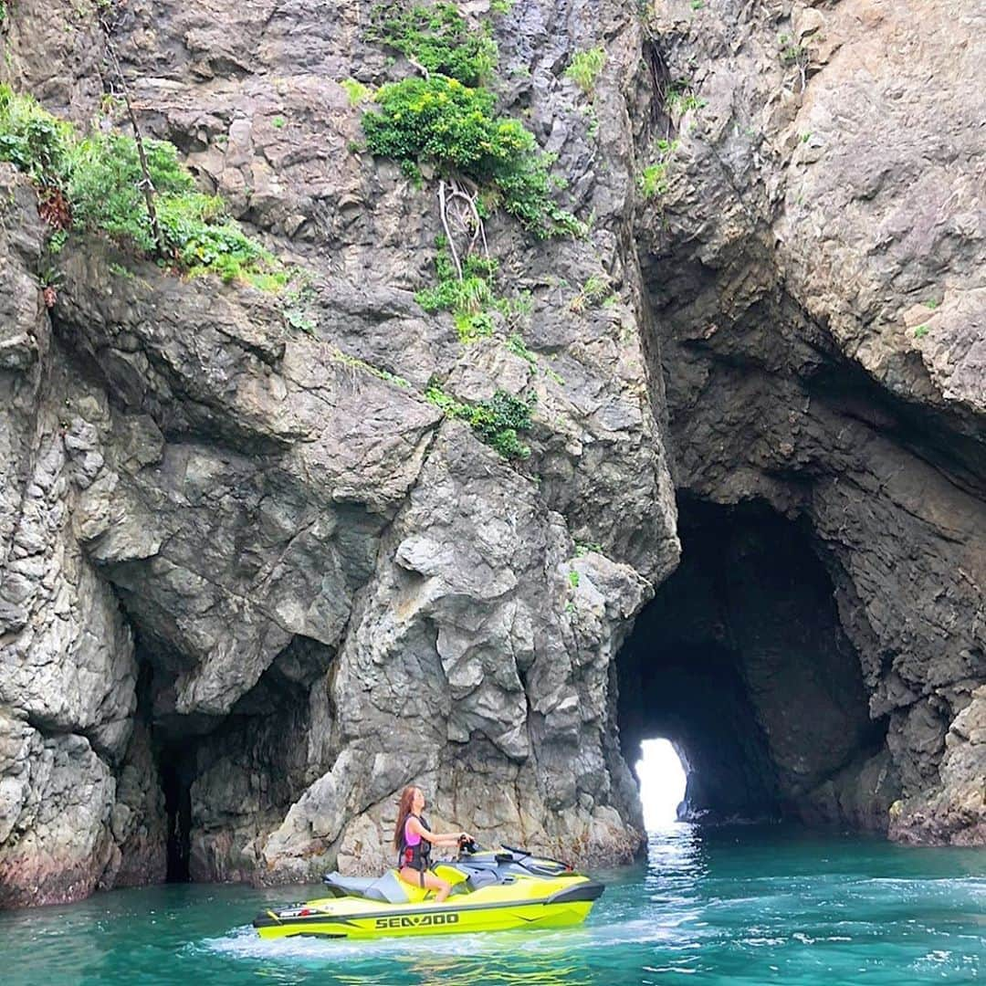 ちぇりーのインスタグラム：「和歌山にある海の上のトンネル最高だった💓こーゆところすき👙👙」