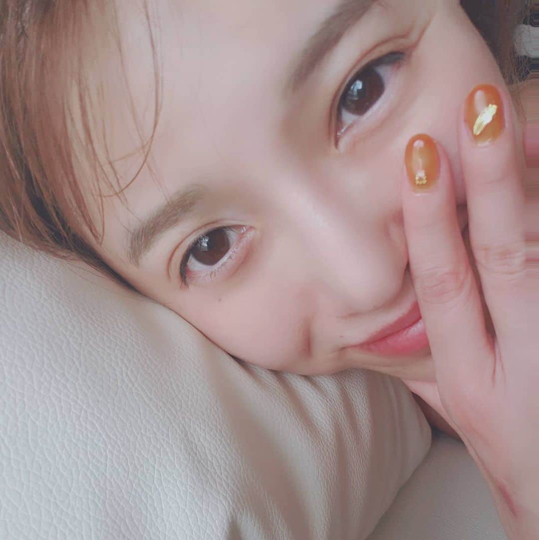 のインスタグラム：「. 今日はゆっくり。 新しい机と映写機と パソコンとどいて うきうきしている！ 物持ち良い私の 断捨離も終盤かな！ ネイルも変えて 気分転換ですね。 白と大理石が基調の素敵なお部屋になってきたよ🌹 #断捨離　#NEW　#おうち」