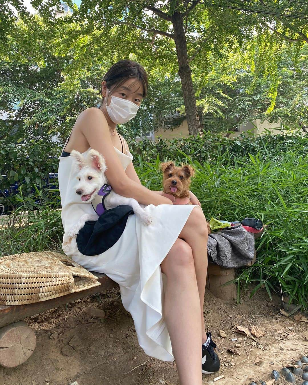 ヒョニ・カンさんのインスタグラム写真 - (ヒョニ・カンInstagram)「👩‍🦰🐶🐶」7月18日 17時35分 - hyoni_kang