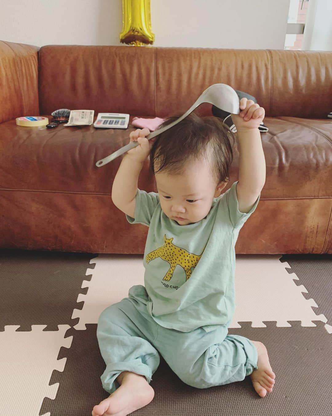 高見まなみさんのインスタグラム写真 - (高見まなみInstagram)「たいちゃん、1歳のお誕生日🎂 意志が強くてかわいくて、 いつも色々とぐだぐだ気味なたいちゃん😂💕 ゆっくり大きくなってね！  兄さんが朝の7時から何度も苦戦しながら、 たいちゃんの似顔絵を描いてくれました🙌🏻  #1歳の誕生日 #誕生日プレゼント #こぐまのトンピー  #兄のほうが気に入ってしまう #一升餅 #選び取りはおたま  #似顔絵」7月18日 17時38分 - manami_takami