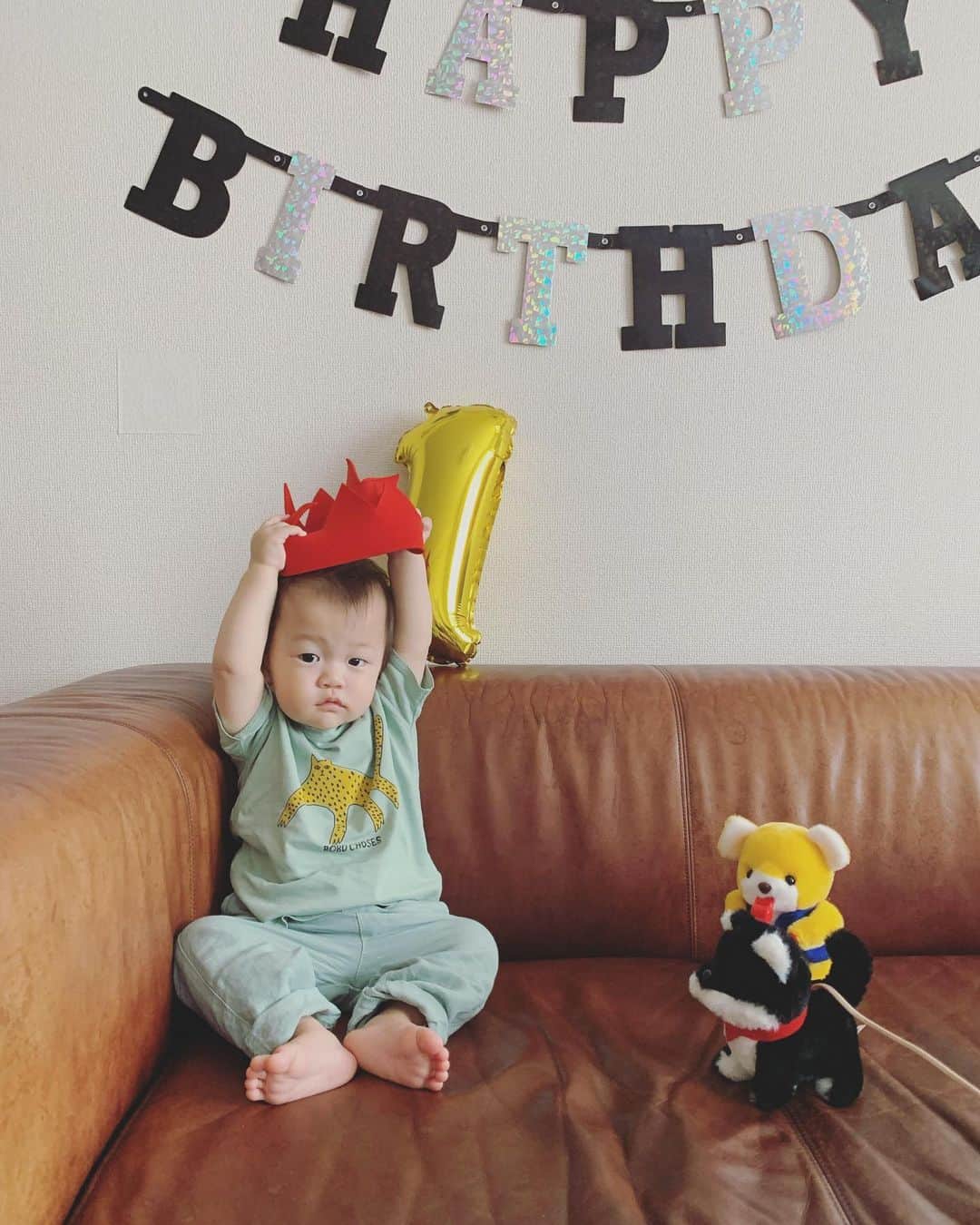 高見まなみのインスタグラム：「たいちゃん、1歳のお誕生日🎂 意志が強くてかわいくて、 いつも色々とぐだぐだ気味なたいちゃん😂💕 ゆっくり大きくなってね！  兄さんが朝の7時から何度も苦戦しながら、 たいちゃんの似顔絵を描いてくれました🙌🏻  #1歳の誕生日 #誕生日プレゼント #こぐまのトンピー  #兄のほうが気に入ってしまう #一升餅 #選び取りはおたま  #似顔絵」