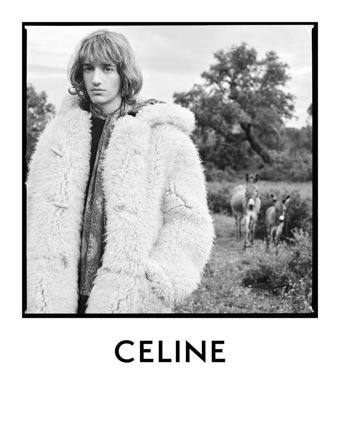 Celineさんのインスタグラム写真 - (CelineInstagram)「CELINE HOMME WINTER 20 CELINE SHEARLING OVERSIZE DUFFLE COAT   COLLECTION AVAILABLE IN STORE AND AT CELINE.COM AUGUST 28 2020   DYLAN PHOTOGRAPHED BY @HEDISLIMANE IN SAINT TROPEZ IN JUNE 2020   #CELINEHOMME #CELINEBYHEDISLIMANE」7月18日 17時43分 - celine