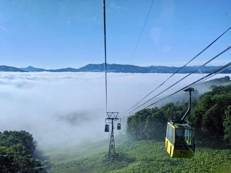 星野リゾート　トマムさんのインスタグラム写真 - (星野リゾート　トマムInstagram)「Today’s UNKAITERRACE  朝5:00 気温12℃、穏やかな風の中、太平洋産型雲海を見ることができました。雲海ゴンドラでは、雲を抜けて雲海の上に行く瞬間を体験できました。  #星野リゾート #リゾナーレ #リゾナーレトマム #トマム #hoshinoresorts #risonaretomamu #risonare #北海道 #Hokkaido #北海道旅行 #星野集團 #Hokkaidotrip #Japan #japantravel #絶景  #旅行気分 #おうちで旅体験 #旅は魔法 #妄想旅行 #farm #雲海 #雲海テラス #UNKAI #UNKAITERRACE #オンライン旅行」7月18日 17時43分 - hoshinoresorts_tomamu