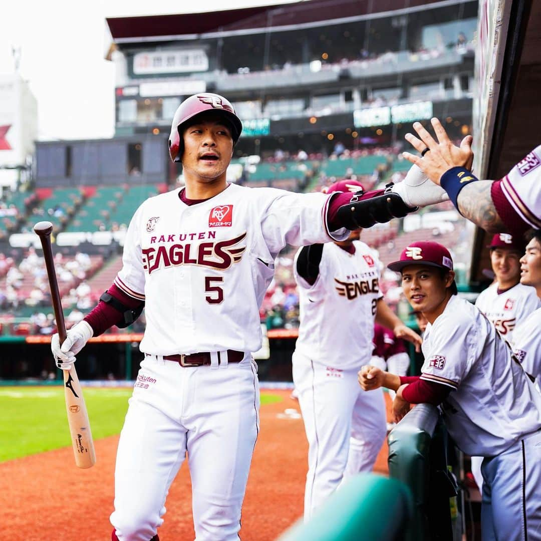 東北楽天ゴールデンイーグルスさんのインスタグラム写真 - (東北楽天ゴールデンイーグルスInstagram)「⚾️ ⚾️E 3-4 L⚾️ 初回に先頭打者の茂木選手の3号ソロと 島内選手の2号2ランで幸先よく3点先制‼️‼️ 先発の塩見選手は5回まで無失点の好投👏🏼👏🏼👏🏼 ところが6回に逆転を許してしまい無念の降板。 2番手のシャギワ選手は回またぎで無失点👍🏼 酒居選手と牧田選手も8回9回を無失点で抑える💯 しかし打線が2回以降は散発5安打に抑えられ敗戦。 これで今カード2勝2敗。明日は勝つのみ🔥 #rakuteneagles #NOWorNEVERいまこそ #日本一の東北へ  #茂木栄五郎 #島内宏明  #シャギワ #jtchargois  #写真もイープレで」7月18日 17時58分 - rakuten_eagles