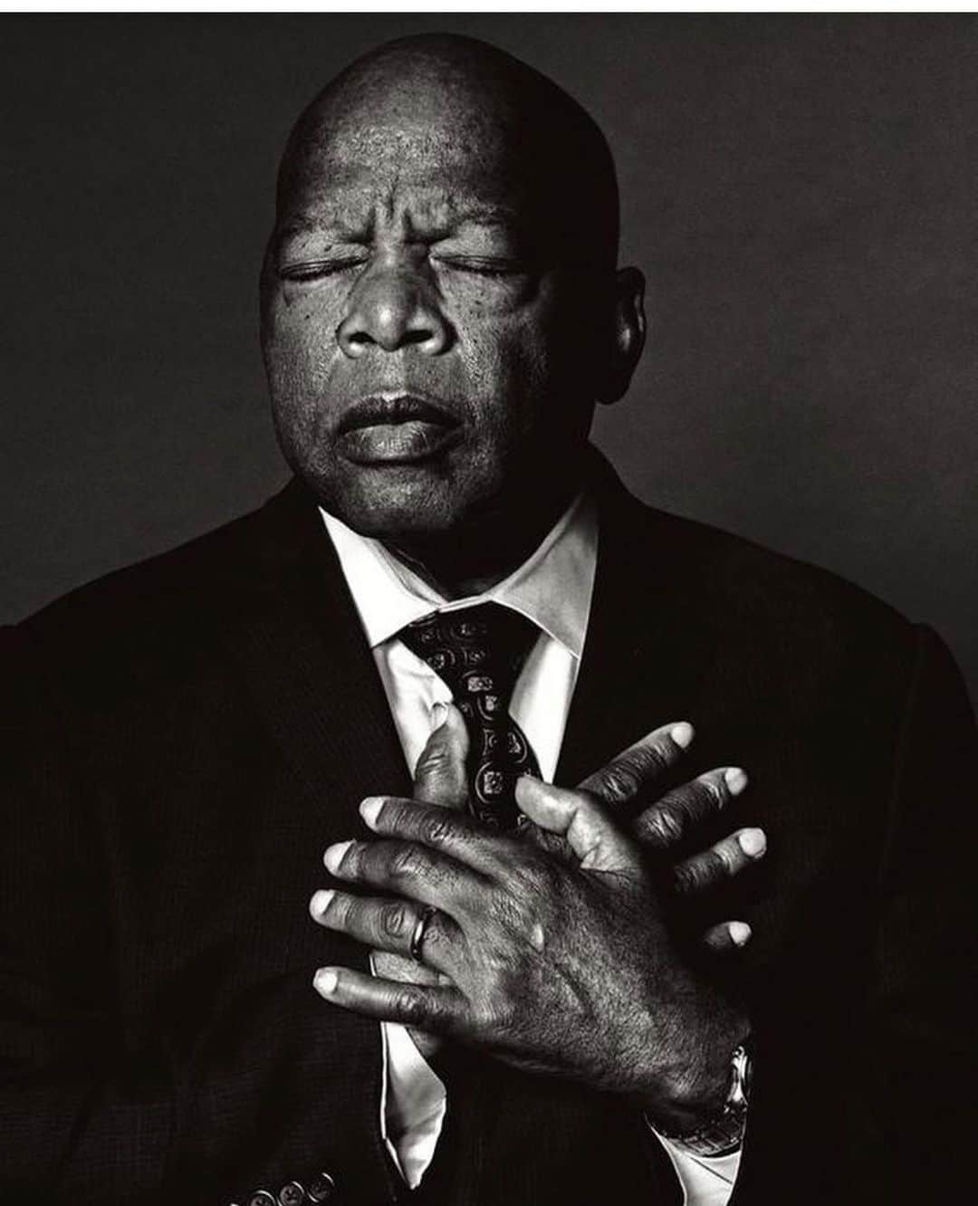 ジェニファー・エスポジートのインスタグラム：「This man, legend. Rest peacefully #johnlewis  2020 you are beating that hell out of us. #warrior #keepgoing #change #peace」