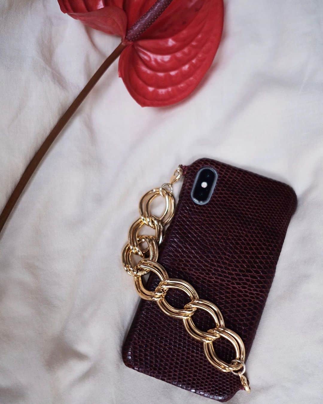 佐々木千絵のインスタグラム：「Hand made iPhone cases  by @wakatakahashi_leathergoods   A brand that repurposes abandoned leather.   今マーケットに残ってしまっていて破棄されてしまう革で美しい物を製作しようとこのiPhone ケースが出来たそうです。  #iphonecase  #iPhoneケース」