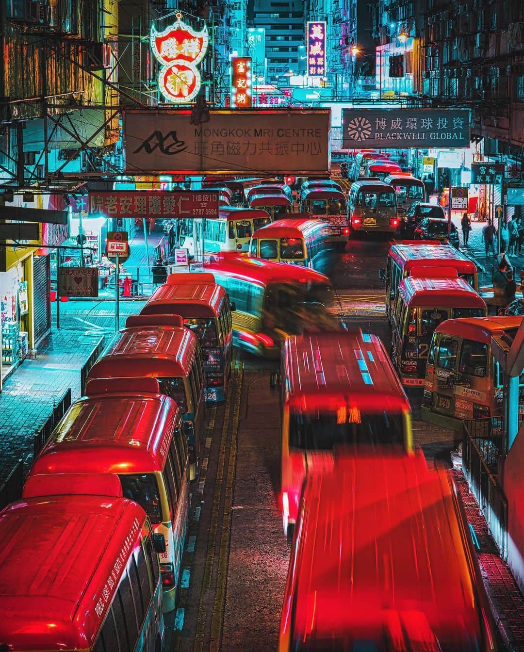 HAYAMI HANNAH ハナさん ど田舎のインスタグラム：「Mini Bus 🇭🇰 : :  #hayamihannah  #Picsofhk #香港 #Sonyimagegallery  #discoverhongkong #instameethk⁠ #awesomehongkong  #hongkongphotography⁠ #unlimitedhongkong  #exploringhongkong⁠ #hongkongstreets  #hongkongnight  #hkphotography ⁠ #hongkong  #hongkonglifestyle #Hongkonginsta  #hongkongstreetphotography⁠ #visualhongkong  #reframinghk  #travelphotography #Bealpha  #sonyimages #moodygrams⁠  #asianlens #letsguide #Eyeempohoto #アガる香港  #香港を写真で楽しもう #yourshotphotographer  #localiiz」