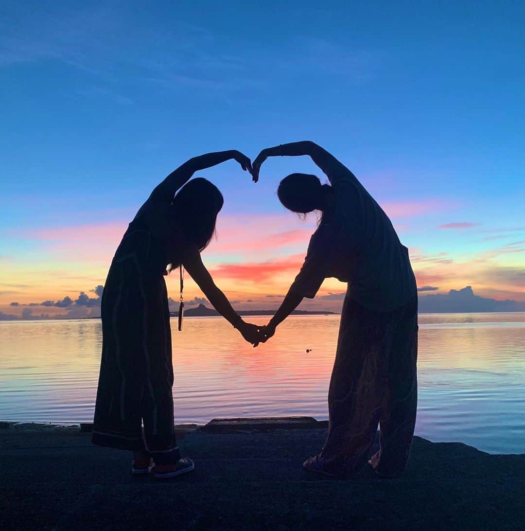 LuCyCoのインスタグラム：「・  LOVE！  ・ 💜💚💙💗🧡💛❤️ ・ ・ #沖縄の夕焼け  #沖縄の海  #夕焼けが好き  #夕焼け部」