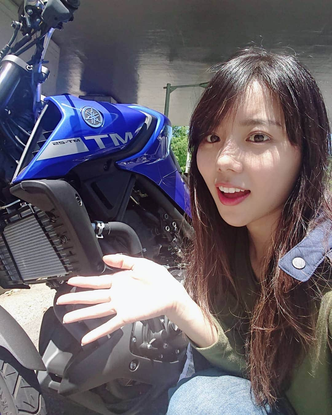 小野木里奈さんのインスタグラム写真 - (小野木里奈Instagram)「_ 『バイクのニュース』原稿書いてます🤔 詰まると漫画読んで気分転換。笑 . 漫画から手が離せない。😭 だめだ～！😭😭 . .  . #bike #bikelife #bikemagazine #biker #bike_japan #bikelove #bikerlifestyle #bikecafe #bikestagram #bikegirl #motorcycle #motorbike #motostagram #yamahabike #yamahaが美しい #mt25  #yamaha  #バイク好きな人と繋がりたい #バイク女子 #バイク試乗会 #バイクのある風景 #バイク乗りと繋がりたい #バイク好き #バイク写真部 #バイクスタグラム #バイク初心者 #ヤマハが美しい #ヤマハバイク #ヤマハmt」7月18日 17時55分 - rina_onogi