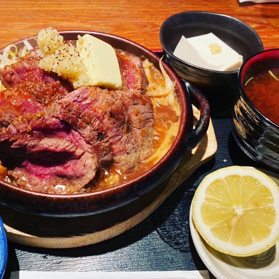 のインスタグラム：「ニンニク香る！レモンが〆る 召し上がった皆様がとにかく元気になりますように！ 魚金は魚だけで無く肉も凄いと言わせたい！  百獣のステーキ 和食洋食ほとんどのお店で召し上がれますので是非オーダーしてみて下さい！  仕入部　片之坂 #魚金 #新橋#新橋居酒屋#居酒屋#銀座#京橋#ハモ#海鮮丼#刺身#吉祥寺#中落ち#池袋#タコ#鶴屋町#刺身盛り合わせ#パエリア#渋谷#魚好きと繋がりたい #レモンサワー#ウニ#松茸#横浜グルメ#飲酒タグラム #野菜たっぷり#日本酒好きな人と繋がりたい #どんぶり#うなぎ#ステーキ#金目鯛 #yummy」