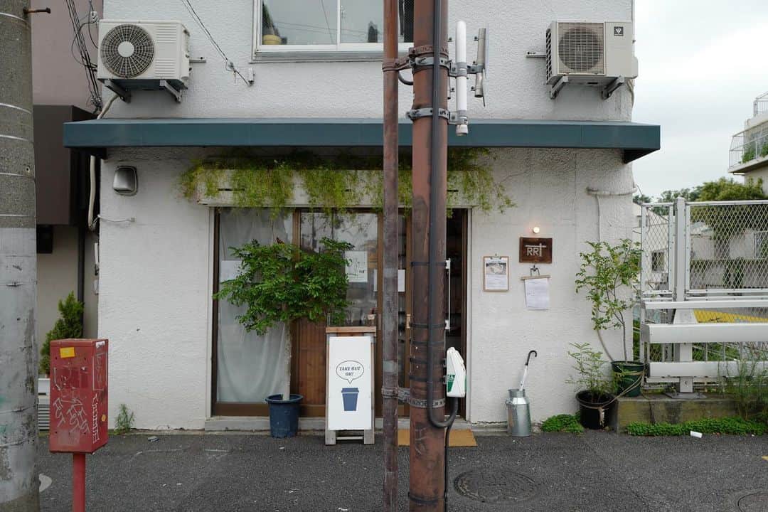 石井輝明さんのインスタグラム写真 - (石井輝明Instagram)「新代田。 明日は久しぶりの沼津のはずでしたが、東京から静岡の訪問自粛に伴い公演が中止になってしまった。 残念ではありますが、何より皆様の安全と健康を願っております。  #rrcoffeeteabeerbooks #cafe #coffee #カフェ #東京カフェ #新代田カフェ #カフェ芸人 #富士彦さん元気かな #ぬまんず元気かな #ちゅーりっぷさん元気かな #沼津のスタッフさん元気かな #次会えるのはいつになるのやら #会える時に会っとかないと」7月18日 17時59分 - comandanteishii