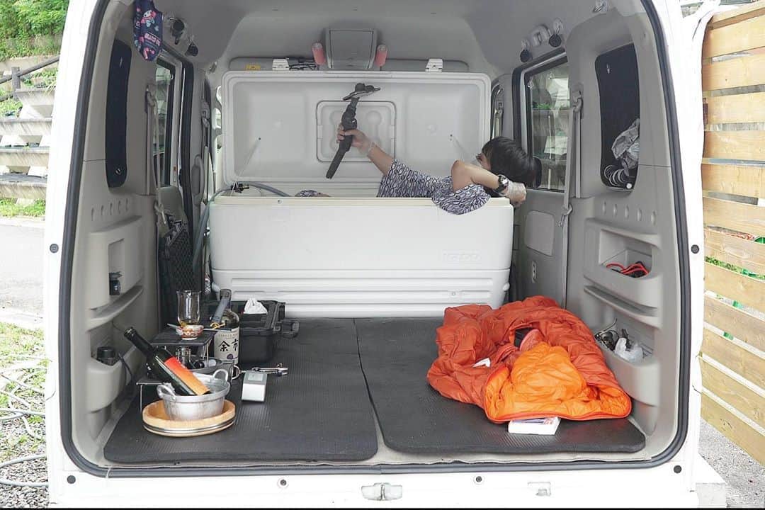 スーパーナブラのインスタグラム：「． ． 車中「浴」続編です😅 ． 最近めちゃ忙しくて 「1週間であと1日が足りない！」現象が 1カ月くらい続いてる気がします💦 ． あと1日が足りないばっかりに 2つの重大発表が来週になりそうです🙏 ． そのうちのひとつは道の駅関連ですが 今夜のライブで「少しだけ」発表します 場所とか広さとか．．． ． 【今夜21時00分】 スーパーナブラチャンネルで 生配信ライブをさせていただきます ． ． 📹おしらせ📹 車中泊動画をYouTubeで公開中です！ Instagramの自己紹介欄中のURLか YouTubeでスーパーナブラと検索して ぜひみてくださいね💕 ． #N-VAN#キャンプ#ステーキ#焚き火#肉 #東北#風景#海#温泉#旅館#ホテル#和食 #グルメ#露天風呂#足湯#GW#車中泊 #景色#釣り#ブラックバス#バス釣り #発見#おでかけ#女子旅#ツーリング #自然#釣り#釣りガール#YouTube#旅」