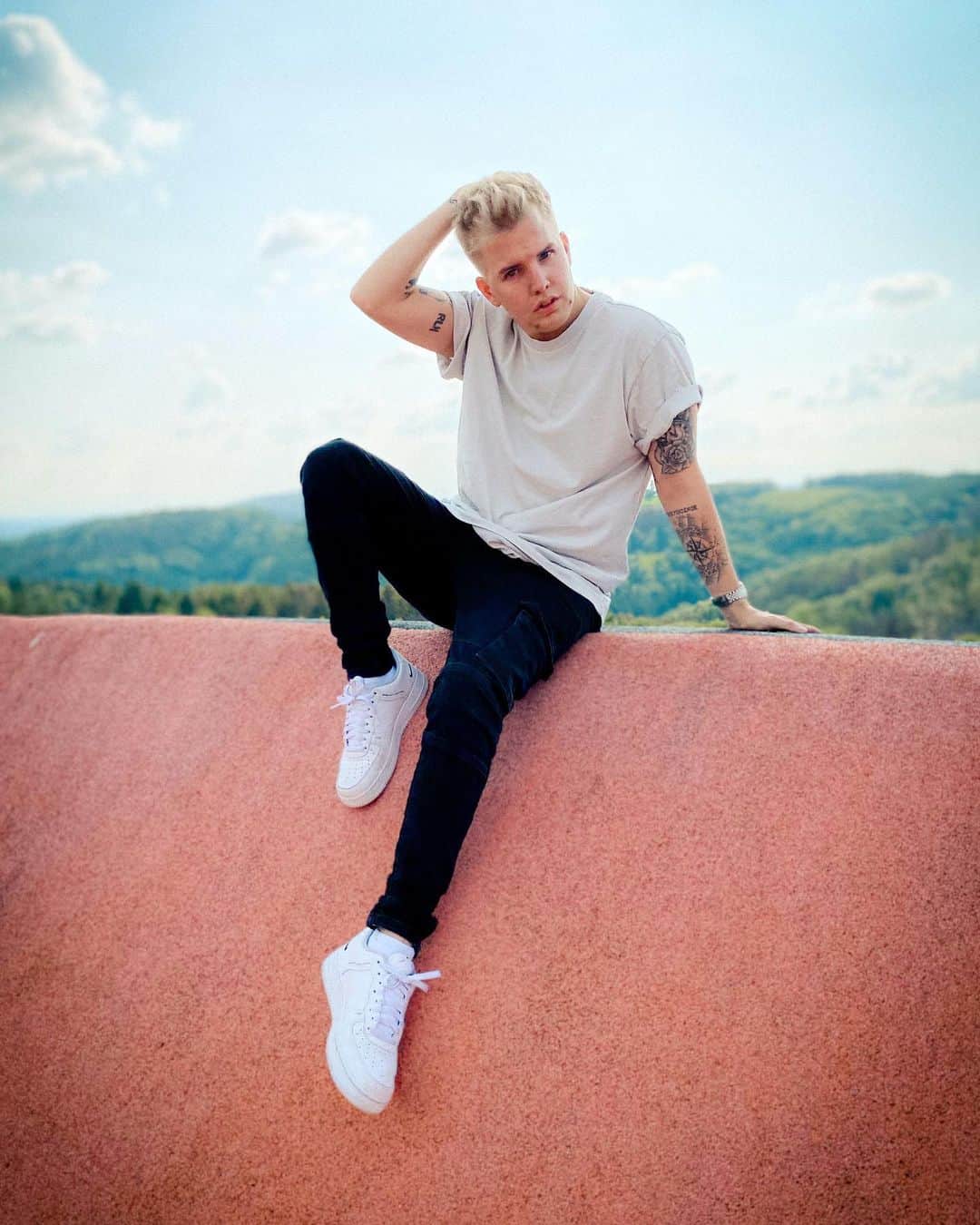 Kayefのインスタグラム：「Rumhängen irgendwo im nirgendwo - am FREITAG kommen 2 REMIXE von #ichwürdlügen 🔥🤟🏻 Seid gespannt, die sind beide so nice geworden 🙌🏻 Perfekt für euren Sommer 🥳」