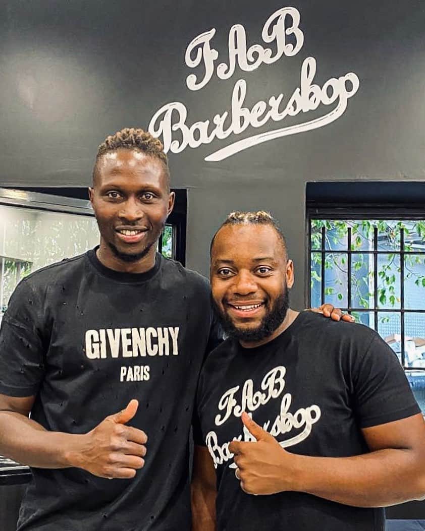 マプ・ヤンガ＝ムビワのインスタグラム：「🏬💺💇🏾‍♂️ Inauguration du nouveau salon de mon ami @fabbarbershop ! 📍15 Place Alphonse Canovas  13015 Marseille  Bravo mon gars 👏🏿👍🏿 #fabbarbershop #marseille」