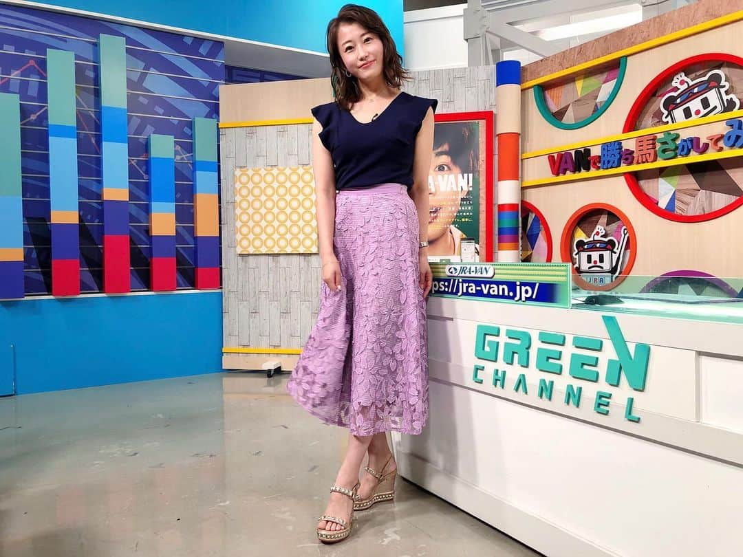 のインスタグラム：「#グリーンチャンネル #VANで勝ち馬さがしてみませんか  今日も生放送でお送りしました🙌 ご覧下さった皆さまありがとうございました😊 ⁑ 衣装👉 @noela_official  ⁑ ⁑ #函館記念 #中京記念  #競馬 #競馬番組 #競馬予想  #衣装 #コーデ #コーディネート #ヘアメイク#ヘアアレンジ  #レースコーデ  #noela#ノエラ #noela_style  #coordinate #ootd  #まりなる #津田麻莉奈」
