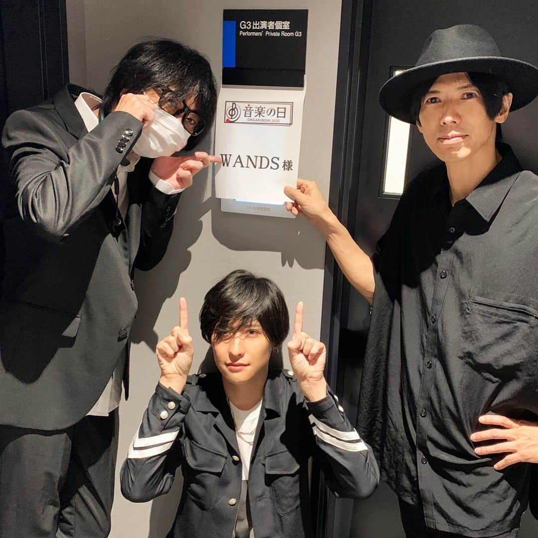 WANDSさんのインスタグラム写真 - (WANDSInstagram)「TBS 「#音楽の日」いかがでしたか？  ‪WANDS はアニソンリレー企画でSLAMDUNKの主題歌「世界が終るまでは…」を歌わせて頂きました。SLAMDUNK映像とのコラボ最高でした！  ‪番組の今年のテーマは「音楽の力で日本を元気に！」‬です。いろんな制限の中で日々生活をされている皆様に少しでも元気になってくだされば…と、今のWANDSにできる精一杯のパフォーマンスです。  この後も‪素晴らしいアーティストがたくさん出演されますので、ぜひ最後までご覧頂き、元気をいっぱいもらって下さい！  #WANDS  #第5期  #上原大史  #柴崎浩  #木村真也 #音楽の日 #TBS #恒例の楽屋ショット #やっぱ3人ですね #世界が終るまでは… #スラムダンク #桜木花道久しぶりに見た」7月18日 18時09分 - wands_official